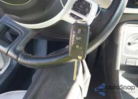 2016 Volkswagen Beetle 1.8T Classic z USA, uszkodzony, nr VIN 3VWF17AT8GM637053